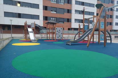 El remozado parque infantil de la calle José Trueba en el barrio de La Charca de Miranda de Ebro. ECB