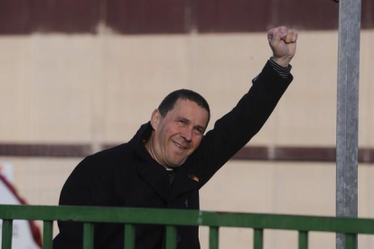 Arnaldo Otegi, con el puño en alto, a su salida de la cárcel de Logroño el pasado 1 de marzo.-REUTERS / VINCENT WEST