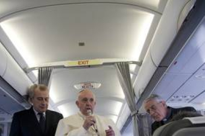 El Papa Francisco habla con los periodistas durante su  vuelo de vuelta al Vaticano, procedente de Estrasburgo.-Andrew Medichini