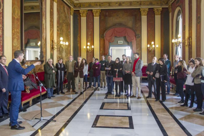 Javier Lacalle recibe a los invitados en el Salón Rojo del Teatro Principal.-SANTI OTERO