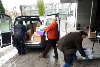 Los investigadores cargan la furgoneta con el material donado para uso sanitario. UBU