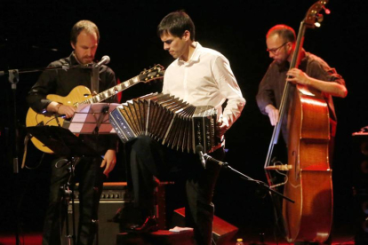 Claudio Constantini (bandoneón) estuvo acompañado por los músicos de su quinteto.-Raúl Ochoa