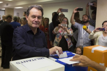 Artur Mas, ayer, votando en la consulta interna de CDC y en las primarias del partido.-ALBERT BERTRAN