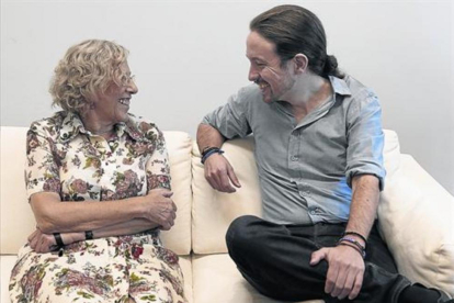 Manuela Carmena charla con Pablo Iglesias en julio del 2015.-MARISCAL