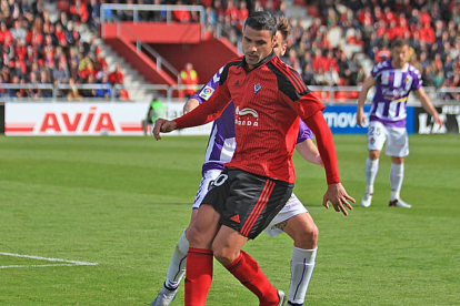 Aridane se dispone a controlar un balón en el choque ante el  Real Valladolid del pasado domingo.-ALFONSO G. MARDONES