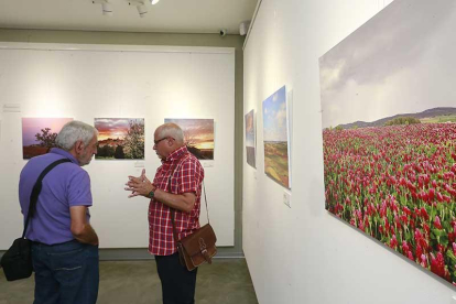 Dos de los autores de fotografías que se pueden disfrutar en ‘El tiempo, una mirada de la audiencia’.-RAÚL OCHOA