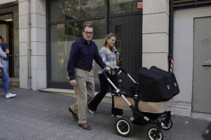 Artur Mas y su esposa, con el carro de sus nietas, tras votar en el 'superdissabte' de CDC.-ALBERT BERTRAN