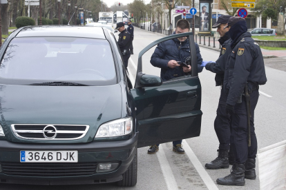 Control policial contra los que se saltan la cuarentena
en Burgos. ISRAEL L. MURILLO