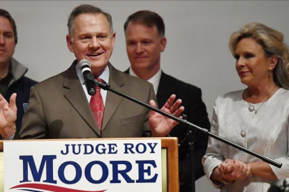 El candidato derrotado, Roy Moore, en la noche electoral.-AP / MIKE STEWART