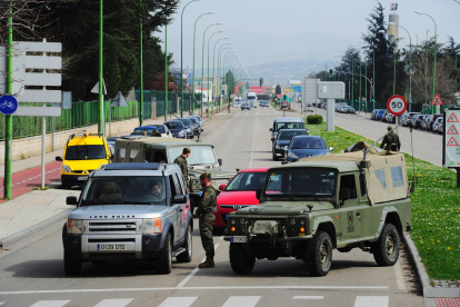 Soldados y policías controlan el tráfico en la calle Vitoria. ISRAEL L. MURILLO