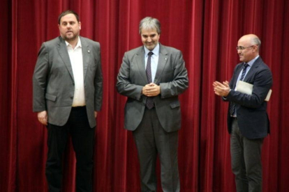 El secretario general de Presidència, Joaquim Nin, entre el vicepresidente Oriol Junqueras y el delegado del Govern en Tarragona, Òscar Peris.-ACN / ROGER SEGURA