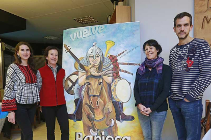 María José Romero, Aurora Martín, Pilar Varela y Rodrigo Jiménez, de i. a d., escenifican la suma de fuerzas.-Raúl Ochoa