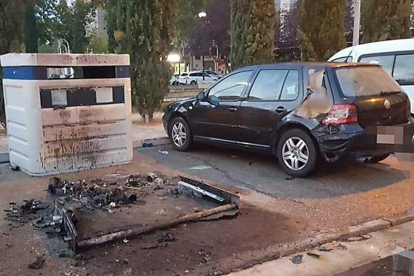 Restos del contendor incendiado a propósito en la plaza Mateo Cerezo en la madrugada del domingo.-ECB
