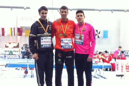 Ruiz (izquierda) posa en el podio con su medalla de plata junto a Mechaal (oro) y Alcalá (bronce), ayer, en Antequera. -ECB