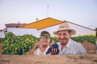 ‘Los abuelos Chicharra’: mural situado en Iniesta, Cuenca. CHRISTIAN SASA.