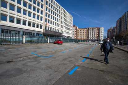 Nueva zona azul de aparcamiento frete a la Delegación de Hacienda. TOMÁS ALONSO