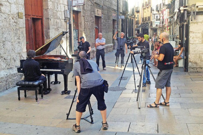 El rodaje del filme se trasladó el martes al exterior de la sede del Orfeón Burgalés para grabar al pianista José Abel González.-Israel L. Murillo