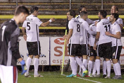 Los jugadores del Burgos CF celebran uno de los goles que lograron ante el Osasuna B.-SANTI OTERO