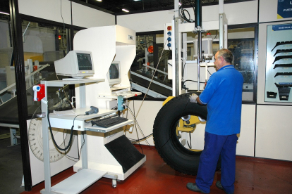 Un empleado de la planta de Aranda de la marca francesa inspecciona un neumático. L. V.