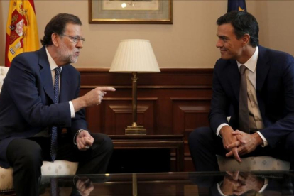 El presidente del Gobierno, Mariano Rajoy, y el secretario general del PSOE, Pedro Sánchez, durante su reunión de agosto del 2016 en el Congreso de los Diputados-JOSÉ LUIS ROCA