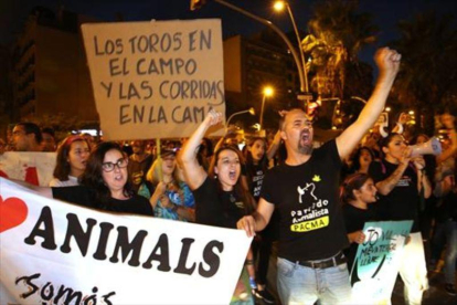 Manifestación ante la plaza de toros Monumental de Barcelona contra un posible regreso de las corridas, ayer.-RICARD CUGAT