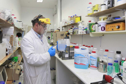 Vito Javier Moreno prepara una de las mezclas de la loción bactericida. R.G.O.