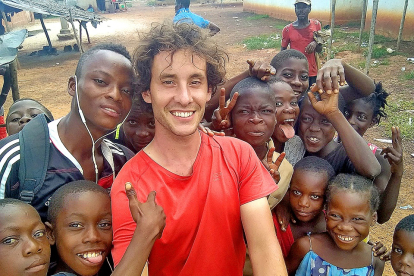 Niños Baka en Camerún, siempre recibiendo con sonrisas al viajero. E. M.