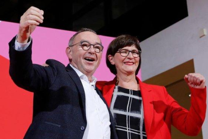 Saskia Esken (derecha) y Norbert Walter-Borjans se han erigido vencedores de las primarias del SPD alemán.-AXEL SCHMIDT (AFP)