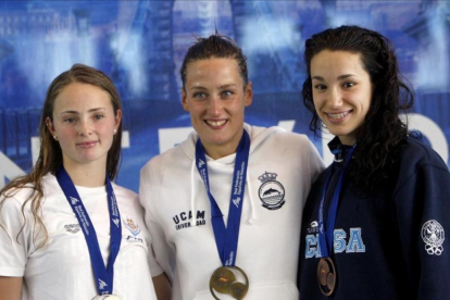 Mireia Belmonte (centro), en el podio de los 200 estilos, escoltada por África Zamorano (a su izquierda) y Kaminskaya.-SALVADOR SAS / EFE