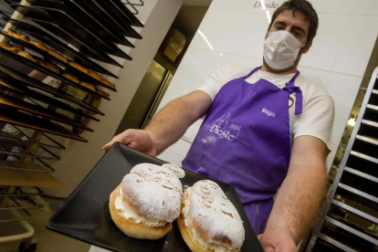 Un pastelero de pastelería Dieste prepara el dulce burgalés por excelencia. FOTOS: © ECB / SANTI OTERO
