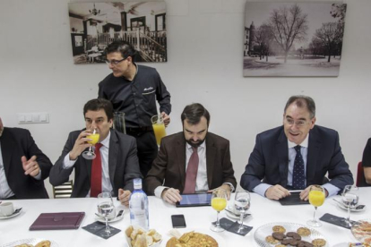 Miguel Ángel Benavente (segundo por la derecha) junto a otros miembros de la Junta Directiva de FAE en un desayuno informativo. RAÚL G. OCHOA
