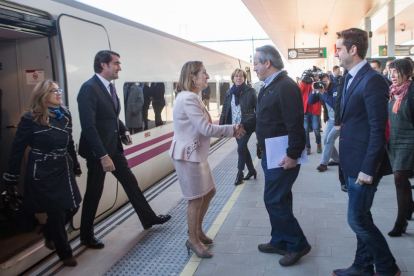 La ministra de Fomento, Ana Pastor, y el consejero de fomento, Juan Carlos Suárez-Quiñones, recorren a bordo de un tren de pruebas, el trayecto entre Olmedo (Valladolid) y Zamora de la nueva Línea de Alta Velocidad (LAV) Madrid-Galicia, correspondiente al-Ical
