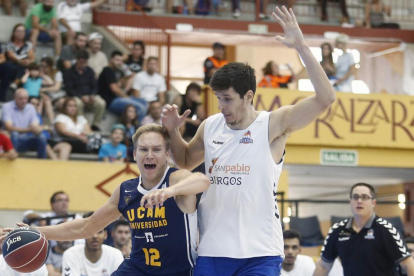 Goran Huskic intenta frenar una penetración del hombre más destacado del partido, Brad Oleson-ACB.com