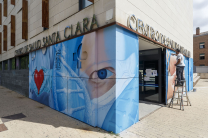 Su última obra, aún en proceso, da vida a las puertas de acceso al centro de salud de Santa Clara. FOTOS: © ECB / SANTI OTERO