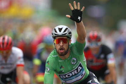 El ciclista eslovaco Peter Sagan celebra su victoria al sprint en Valence-PETER DEJONG (AP)