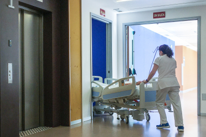 Un paciente es conducido en la cama por los pasillos del HUBU. RAÚL G. OCHOA