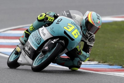 Joan Mir (Honda), en su última vuelta triunfal de hoy en Brno-AP / PETR DAVID JOSEK