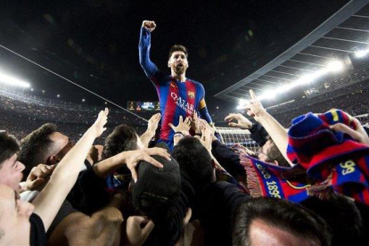 La foto de los 70 millones de visitas: Leo Messi se funde con la afición tras marcale al PSG-FCBARCELONA / SANTI GARCÉS