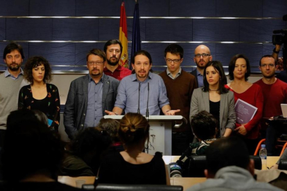 Pablo Iglesias, en la rueda de prensa que ha ofrecido junto a miembros de su grupo, este viernes en el Congreso.-JUAN MANUEL PRATS