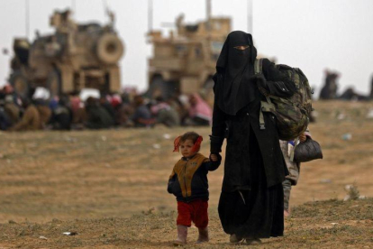 Una madre con sus hijos en territorio yihadista del Estado Islámico.-DELIL SOULEIMAN (AFP)