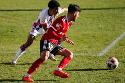 Javi Gómez persigue un balón en el último encuentro disputado ante el Valladolid B. SANTI OTERO