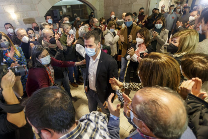 Tudanca, rodeado de militantes y cargos socialistas en el inicio de la campaña electoral en un hotel de Burgos. SANTI OTERO