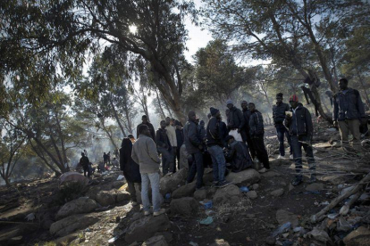Inmigrantes en el monte Gurugú que pretenden pasar ilegalmente la frontera de Melilla.-JOSE LUIS ROCA