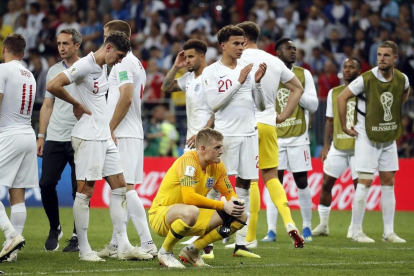 Los jugadores ingleses derrotados tras perder la semifinal ante Croacia en la prórroga.-FELIPE TRUEBA