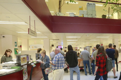 Varios ciudadanos realizan gestiones en el Ayuntamiento.-RAÚL G. OCHOA