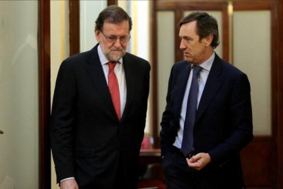 Mariano Rajoy conversa con Rafael Hernando en los pasillos del Congreso, el pasado mes de julio.-JUAN MANUEL PRATS