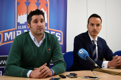 Albano Martínez -gerente y director deportivo delSanPablo Burgos- yFélix Sancho -presidente de laSAD- en una comparecencia pública.-MARÍA GONZÁLEZ / SPB
