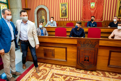 Manzanedo y el alcalde, Daniel de la Rosa, durante un momento de la recepción en presencia de representantes de la plantilla y del cuerpo técnico del Burgos Promesas. SANTI OTERO