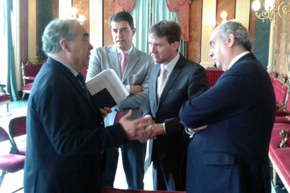 Fernando Andrés (CB Tizona) charla con Ángel Ibáñez, Javier Lacalle y José Luis Sáez (FEB) tras el acto oficial, ayer.-ECB