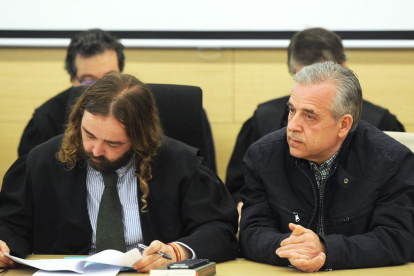 A la derecha, José Tomás Villalibre, junto a su abogado.-ISRAEL L. MURILLO